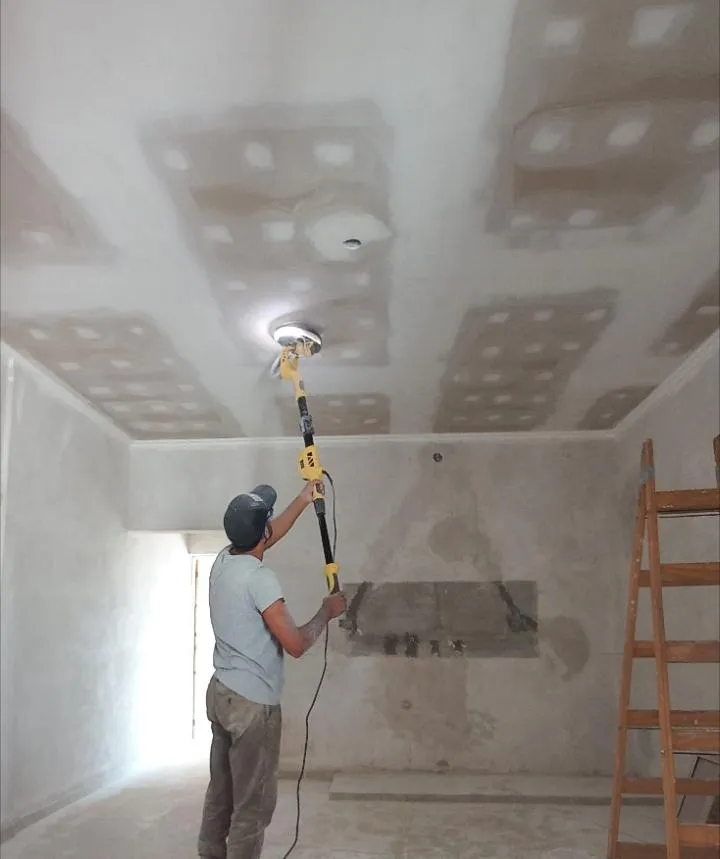 Germán Benítez executando instalação de estrutura metálica para drywall