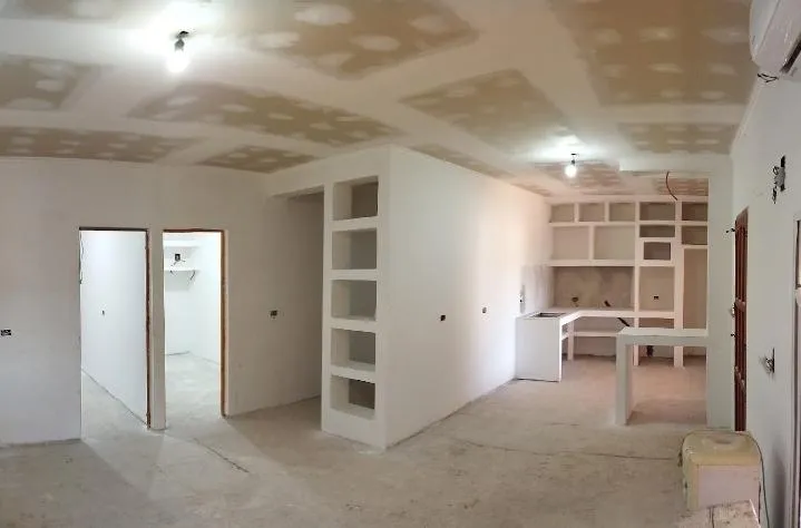 Painel de TV e estante suspensa em drywall com reforço estrutural interno
